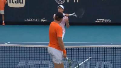  Janik Siner napucao lopticom Aleksa Mikelsena 