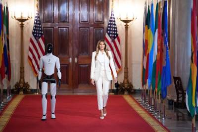  melanija tramp na crvenom tepihu s robotom 