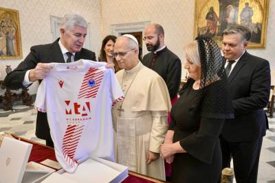  Papa Lav XIV dobio dres HŠK Zrinjski! 