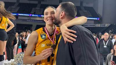  tijana boskovic novi pehar proslavila sa deckom djordjem orestijevicem 