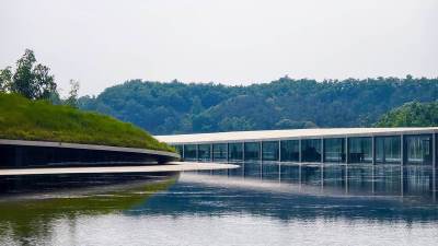  Muzej umjetnosti u kini koji izranja iz jezera 