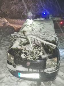  Prijedorski vatrogasci evakuisali sedam osoba iz automobila na Kozari 