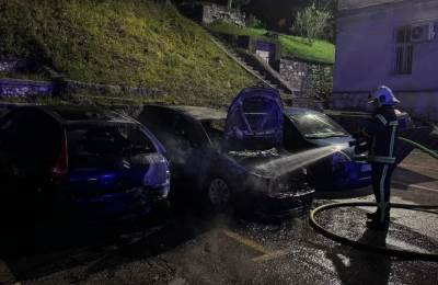  U dvorištu Ekonomske škole u Mostaru izgorjelo šest vozila 