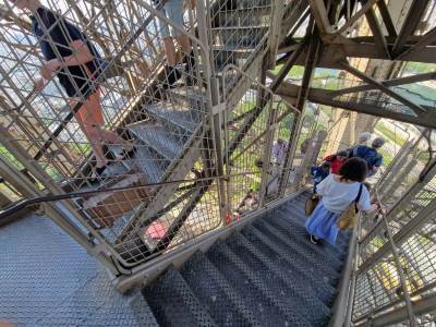  Na prodaju dijelovi stepenica ajfelovog tornja 