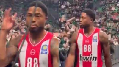  Tajrik Džouns gestikulirao je ka navijačima 