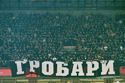  Grobari bacali topovske udare na tribinu sa djecom 