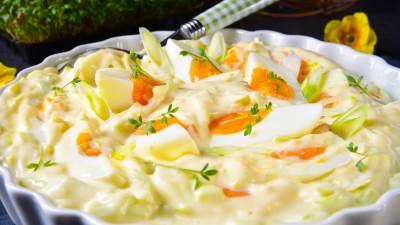  recept za salatu s piletinom i jajima 