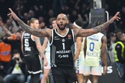  karlik dzons se ujeo za jezik pred zvezdu  