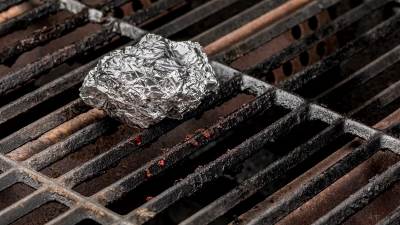  Čišćenje roštilja pomoću aluminijumske folije 