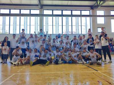  MRK Vrbas šampion Druge lige Zapad podigao pehar 