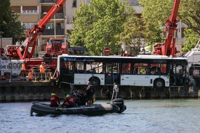  Žena na obuci za vozača sletjela autobusom u rijeku Senu 