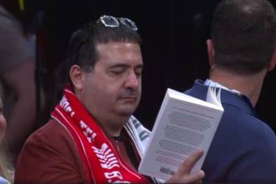  Vlasnik Hapoela čitao knjigu na utakmici 