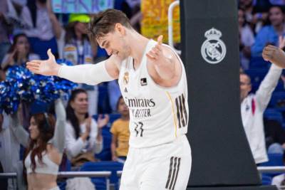  Mario Hezonja pogodio trojku sa pola terena  