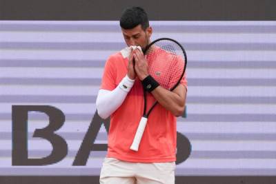  Novak Đoković nosi rukav na ruci 