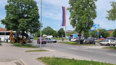  Kolaps kod Lesnine: Sudar autobusa i kedija u kružnom toku blokirao saobraćaj (FOTO) 