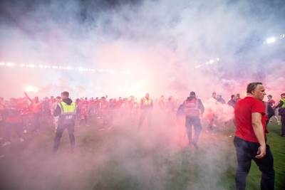  Navijači Slavije utrčali na teren 
