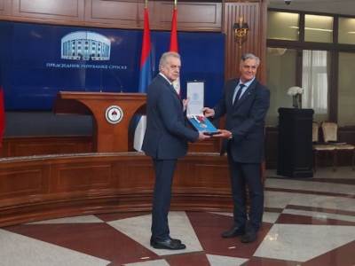   Karan uručio Grigorjevu Orden zastave RS  