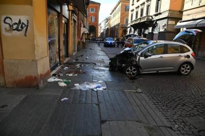  Automobilom udario pješake, pri bijegu izbo prolaznika 