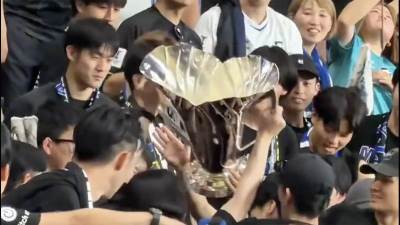  gamba osaka pobijedila ronalda i pehar dala navijacima 