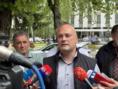  Mještani Ozrena ispred NSRS 