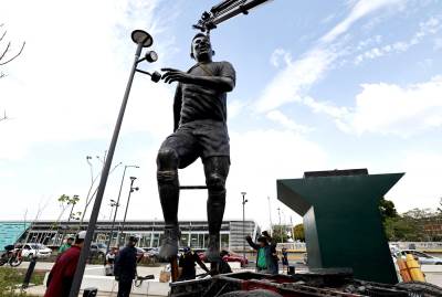  Pele statua otkrivena u Meksiku 