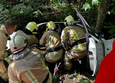  Kozara: Automobil sletio sa puta i završio u šumi 