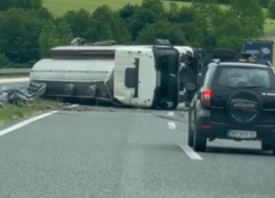  Udes na auto-putu prema Doboju: Prevrnula se cisterna mlijeka, vozačima se savjetuje oprez 