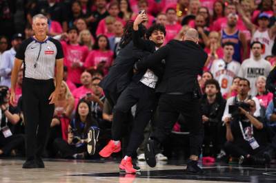  Navijač utrčao na teren na finalu NBA lige 