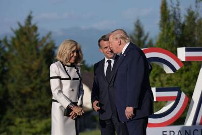  Kako su se rukovali Tramp i Makron 