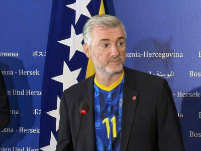  edin forto na pres konferenciji 