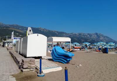  Zmija snimljena među dječijim igračkama na plaži u Bečićima 