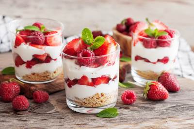  Recept za ljetni voćni desert u čaši: Gotov za 15 minuta bez pečenja 