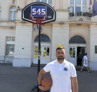  Neobičan protest u Bijeljini: Šutiranje 545 puta na koš ispred Gradske uprave 