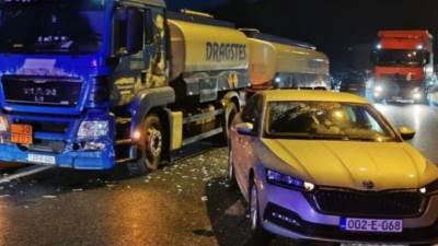  Cisterna udarila u automobile koji su tražili zaklon od leda 