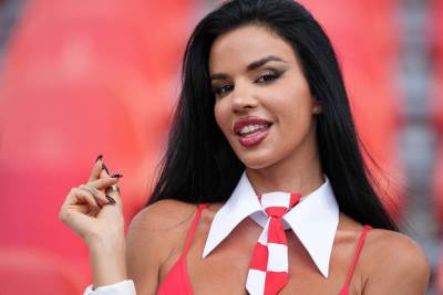   Ivana Knol opet zapalila tribine na meču Hrvatske 