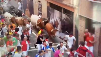  Drama na festivalu u Španiji: Bik rogom ubo muškarca u lice, povrijeđeno još 12 osoba (Video) 