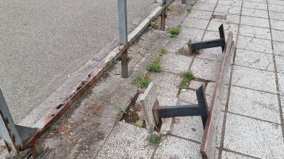  oštečena klupa na autobuskom stajalištu 