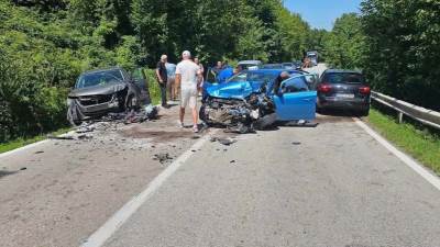  Teška saobraćajna nesreća na putu Živinice – Kladanj: Jedna osoba poginula, dvije povrijeđene 