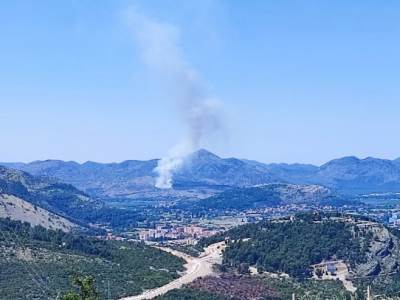  Požar kod Trebinja: Vatra zahvatila nisko rastinje u Volujcu, 15 vatrogasaca na terenu 