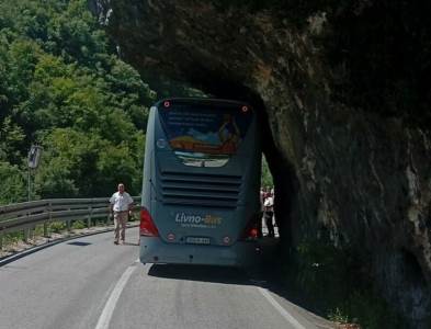   Autobus zapeo u kanjonu Tijesno 
