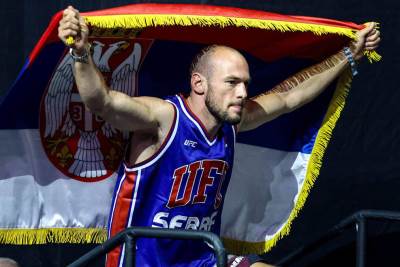  Uroš Medić bori se protiv Kevina Holanda 