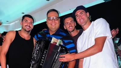  Nemanja Radonjić, Dušan Vlahović i Aleksa Terzić slave sa harmonikašem 