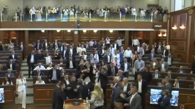  Aljbin Kurti gađan jajima u Skupštini tzv. Kosova 
