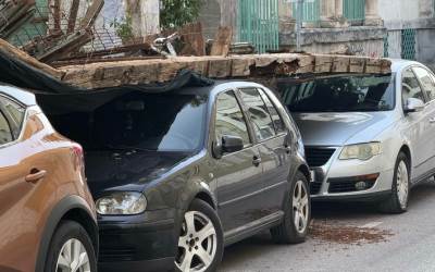  Urušila se Alajbegovića kuća u Mostaru: Automobili zatrpani pod ruševinama, oštećena vozila 