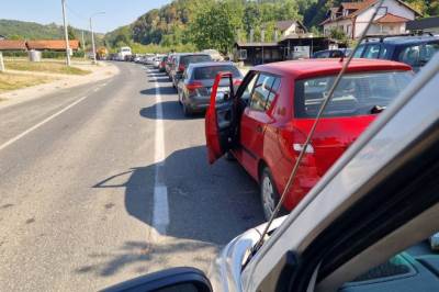  Nakon višečasovne obustave: Na putu Banjaluka-Čelinac puštena jedna saobraćajna traka, vozila se propuštaju naizmjenično 