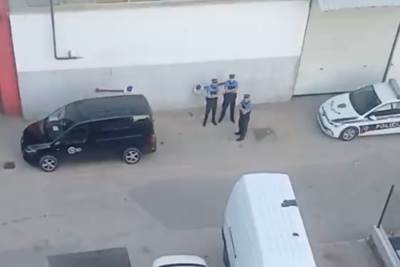 Drama u sarajevskom naselju: Muškarac prijeti skokom sa ruševne zgrade 