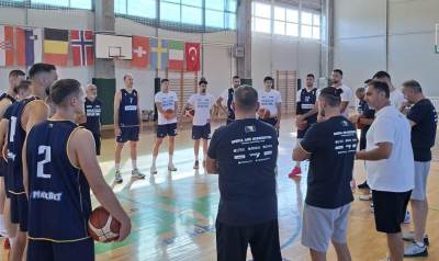  Dario Đerđa i košarkaši BiH 