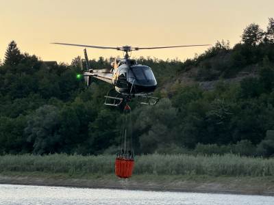  Helikopteri gase požare u Konjicu i Bosanskom Grahovu, pripadnici OS BiH sa zemlje djeluju u Nevesin 