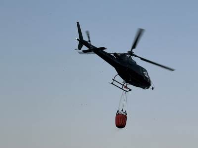  Požar u Bosanskom Grahovu i dalje aktivan: Vatru gase helikopter OS BiH i kanaderi iz Hrvatske 