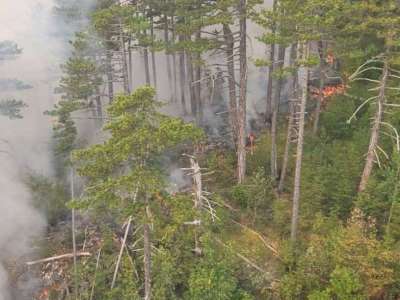  Oružane snage BiH nastavljaju gašenje požara u Bosanskom Grahovu i Nevesinju 